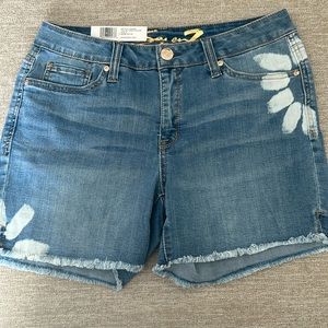 Seven7 Fray Hem Stretch Comfort Weekend Shorts Size 8. NWT.